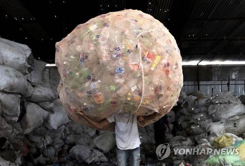 네팔 폐플라스틱 수거회사에서 PET병 옮기는 노동자 [EPA 연합뉴스 자료사진. 재판매 및 DB 금지]