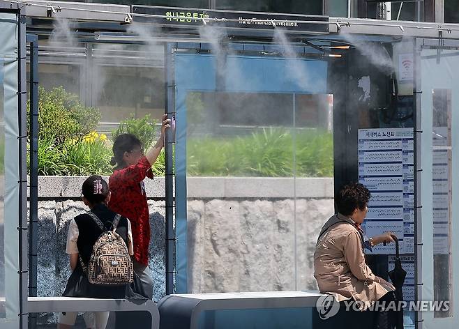 강릉 시내버스 정류장의 쿨링포그 [연합뉴스 자료사진]