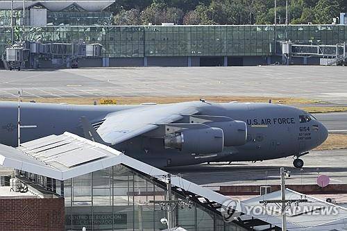 불법체류자를 태운 미 군용기 [AP 연합뉴스 자료사진]