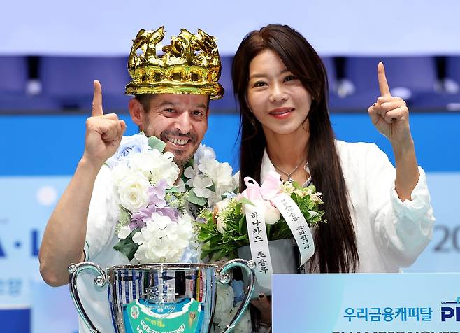 하나카드 소속으로 PBA-LPBA를 동반 제패한 초클루(왼쪽)-김가영 [PBA 제공. 재판매 및 DB 금지]