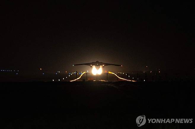 미 와이트먼 공군기지 이륙하는 B-2 폭격기 [미 공군 제공/AFP=연합뉴스 자료사진. 재판매 및 DB 금지]