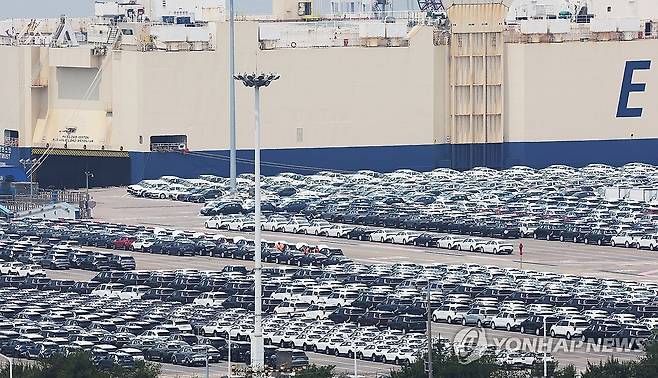 트럼프, 수입산 자동차 관세 추가 인상 가능성 언급 (평택=연합뉴스) 홍기원 기자 = 도널드 트럼프 미국 대통령이 수입산 자동차 관세의 추가 인상 가능성을 언급한 13일 경기도 평택항에 수출용 자동차가 세워져 있다.
13일 외신 등에 따르면 트럼프 대통령은 12일(현지시간) 백악관에서 열린 법안 서명식에서 "우리 자동차 노동자들을 더 보호하기 위해 모든 외국 자동차에 대해 25%의 관세를 부과했다"며 "그리 머지않은 미래(in the not too distant future)에 그 관세를 올릴 수 있다"고 말했다. 2025.6.13 xanadu@yna.co.kr