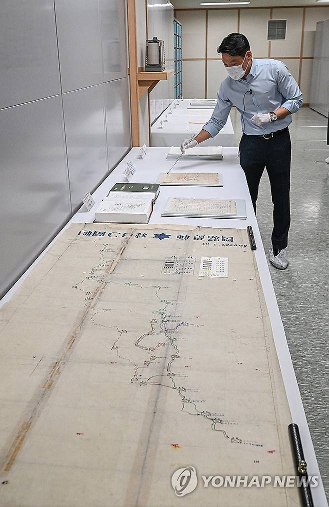 육군, 중요 역사기록물 복원사업 공개 (서울=연합뉴스) 육군기록정보관리단 관계관이 6·25전쟁 75주년을 맞아 지난 23일 충남 계룡대 육군기록정보관리단에서 열린 '중요 역사기록물 복원사업' 현장에서 6사단 사령부 작전지도 등 보존서고에 보관중인 기록물들을 설명하고 있다. 2025.6.24 [육군 제공. 재판매 및 DB 금지] photo@yna.co.kr