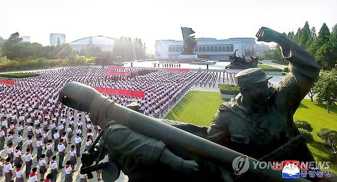 북한, 6.25 맞아 학생소년들 복수결의모임 (평양 조선중앙통신=연합뉴스) 북한이 '6.25 미제반대투쟁의 날'을 맞아 지난 23일 평양 조국해방전쟁승리기념관 교양마당에서 학생소년들의 복수결의모임을 가졌다고 조선중앙통신이 24일 보도했다. 2025.6.24 
    [국내에서만 사용가능. 재배포 금지. For Use Only in the Republic of Korea. No Redistribution] nkphoto@yna.co.kr