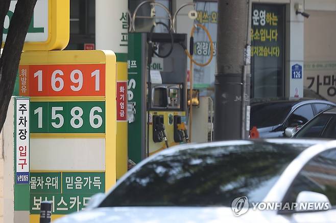 지난 23일 서울 시내 주유소 모습.[연합뉴스 자료사진]