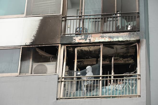 합동감식하는 수사관 [촬영 박성제]