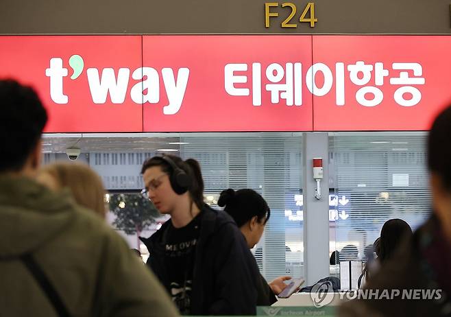 대명소노, 티웨이항공 경영권 인수추진 (영종도=연합뉴스) 이진욱 기자 = 대명소노그룹이 티웨이항공 경영권 인수에 본격적으로 나설 예정이다. 대명소노그룹은 지주사 소노인터내셔널이 티웨이항공을 상대로 경영개선을 요구하고 주주명부 열람등사 청구 및 주주제안을 전달하는 등 경영 참여를 본격화한다고 지난 22일 밝혔다. 사진은 23일 오전 인천국제공항 티웨이항공 탑승카운터 모습. 2025.1.23 cityboy@yna.co.kr