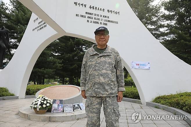 참전 기념탑 찾은 납북자가족 (동두천=연합뉴스) 심민규 기자 = 24일 오전 경기 동두천시 벨기에·룩셈부르크 참전 기념탑에서 최성룡 납북자가족모임 대표가 한국전쟁 75주년을 맞아 참배하고 있다. 2025.6.24 wildboar@yna.co.kr