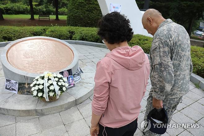 참전 기념탑 참배하는 납북자가족 (동두천=연합뉴스) 심민규 기자 = 24일 오전 경기 동두천시 벨기에·룩셈부르크 참전 기념탑에서 최성룡 납북자가족모임 대표가 배우자와 함께 한국전쟁 75주년을 맞아 참배하고 있다. 2025.6.24 wildboar@yna.co.kr