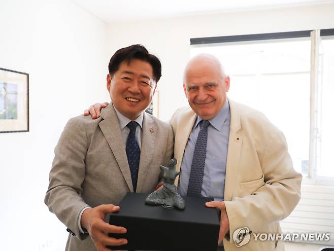 로랑 프티지라르 프랑스 예술 아카데미 사무총장(오른쪽) 만난 오영훈 제주지사 [제주도 제공.재판매 및 DB 금지]