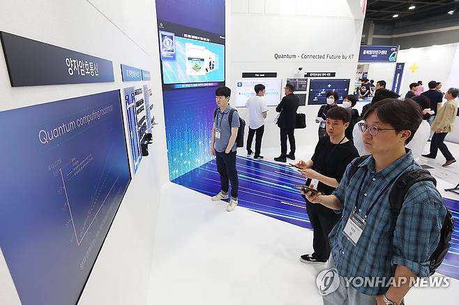 퀀텀 코리아 2025 참가한 KT (서울=연합뉴스) 김도훈 기자 = 24일 서울 서초구 aT센터에서 열린 '퀀텀 코리아 2025' 내 KT 부스를 찾은 관람객들이 양자암호통신 기술 관련 전시물을 살펴보고 있다.
    과학기술정보통신부와 퀀텀코리아2025조직위가 주최한 국내 대표 양자 기술행사인 퀀텀 코리아 2025는 26일까지 진행된다. 2025.6.24 superdoo82@yna.co.kr