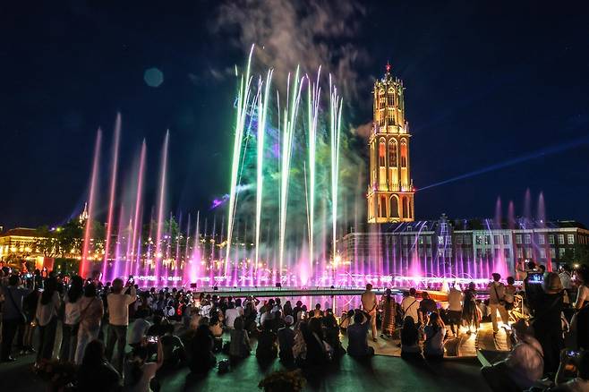 분수 쇼와 불꽃놀이가 펼쳐진 워터가든 [사진/백승렬 기자]