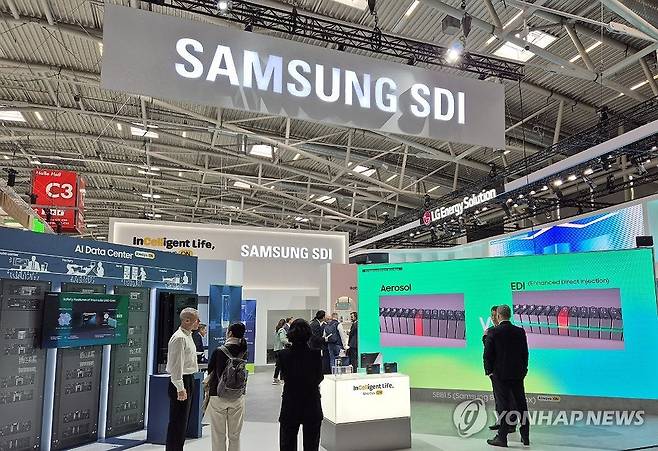 인터배터리 유럽 2025 (서울=연합뉴스) 7일(현지시간) 독일 뮌헨 전시컨벤션센터에서 코엑스와 한국배터리산업협회, 코트라가 공동주최로 열린 '인터배터리 유럽 2025' 전시회에서 참관객들이 부스를 관람하고 있다. 2025.5.7 [코엑스 제공. 재판매 및 DB 금지] photo@yna.co.kr