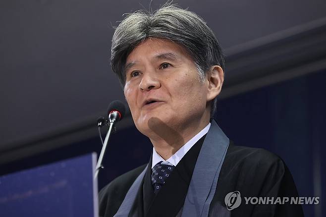인사말하는 사토 다카오 주지 (서울=연합뉴스) 강민지 기자 = 24일 서울 종로구 국립고궁박물관에서 열린 '조선 왕실 사당 관월당, 100년 만에 일본에서 귀환' 언론공개회에서 '관월당' 소장자인 사토 다카오 고덕원 주지가 인사말을 하고 있다.  2025.6.24 mjkang@yna.co.kr