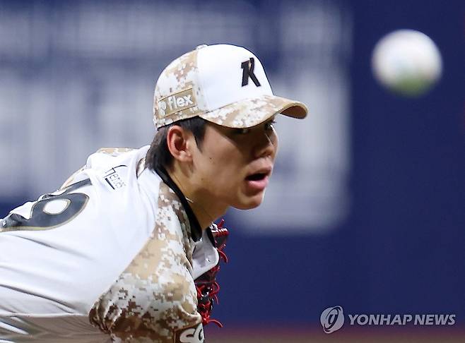 키움 선발은 김윤하 (서울=연합뉴스) 김도훈 기자 = 24일 서울 고척스카이돔에서 열린 프로야구 2025 신한 SOL 뱅크 KBO리그 KIA 타이거즈와 키움 히어로즈 경기. 1회초 키움 선발 김윤하가 역투하고 있다. 2025.6.24 superdoo82@yna.co.kr