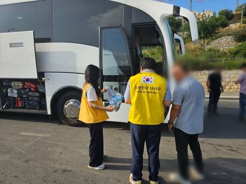 이스라엘에서 정부 지원 버스 탑승을 안내하는 정부 [외교부 제공]