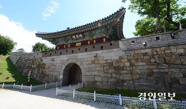 ‘삼도부’에 그려지는 고려시대 강화는 분명, 문화(文化)로 문화(文華)를 이룬 ‘문화 수도’이기도 했다. 인천 강화는 우리나라 ‘문화 샘터’라 부르기에 부족함이 없다. 경인일보가 강화에서 화려하게 꽃핀 고려 문화의 자취를 찾아 떠난다. 사진은 강화산성 서문. /경인일보DB