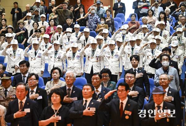 25일 오전 수원시 영통구 경기도경제과학진흥원에서 경기도 6·25전쟁 제75주년 행사가 열리고 있다. 2025.6.25 /이지훈기자 jhlee@kyeongin.com