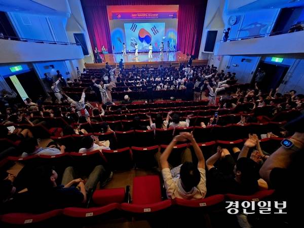 신한대 대마도 역사 비전 기행에 참가 중인 태권도학부 학생들이 25일 일본 대마도 쓰시마공민관에서 문화교류 행사의 일환으로 태권도 시범공연을 펼치고 있다. 2025.6.25 대마도/최재훈기자 cjh@kyeongin.com