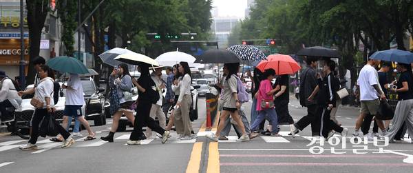 비가 내린 25일 오후 수원역 인근 횡단보도에서 우산을 쓴 시민들이 발걸음을 재촉하고 있다. 2025.6.25 /최은성기자 ces7198@kyeongin.com