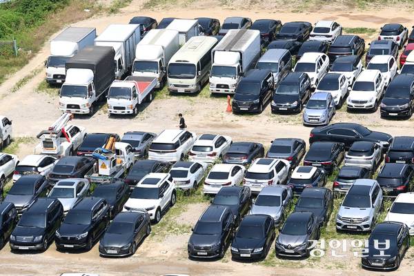 전국 어디서든 차량 등록이 가능한 무관할 차량등록제가 시행되면서 중고차 단지가 몰려 있는 수원·인천 등 특정 지자체에 업무가 가중되고 있다는 지적이다. 사진은 23일 수원시 권선구 한 중고차 단지에 차량들이 빼곡히 주차된 모습. 2025.6.23 /최은성기자 ces7198@kyeongin.com