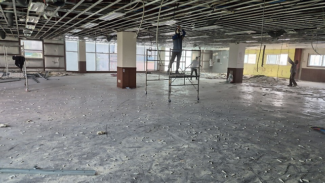 ▲ 지난 18일 취재진이 A사 홈페이지에 명시된 본점 주소인 안양시 동안구의 한 사무실을 방문했으나, 실내 인테리어 공사로 인해 A사 관계자들을 만날 수 없었다. 한 공사 관계자는 "A사 직원들은 2~3달 전에 다른 데로 모두 옮겼다. 여긴 이미 다른 업체 소유로 알고 있다"고 밝혔다. /전상우 기자 awardwoo@incheonilbo.com