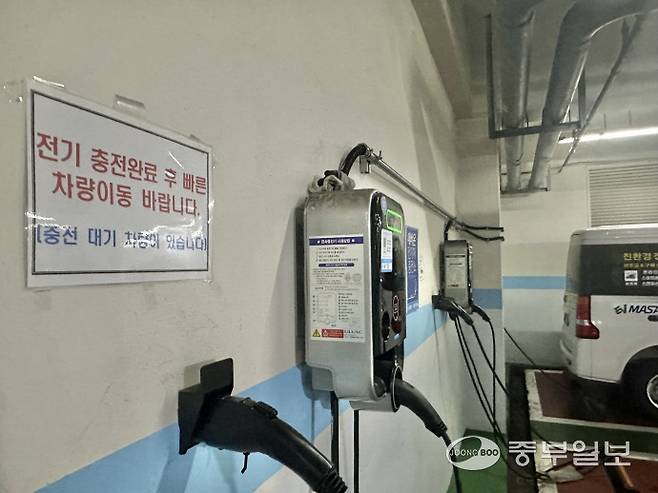인천 부평구 청천동에 소재한 청천푸르지오의 지하 주차장 내 전기차 충전구역 모습. 완충 시 빠른 이동을 요구하는 안내 문구가 붙어 있다. 사진=노선우 기자