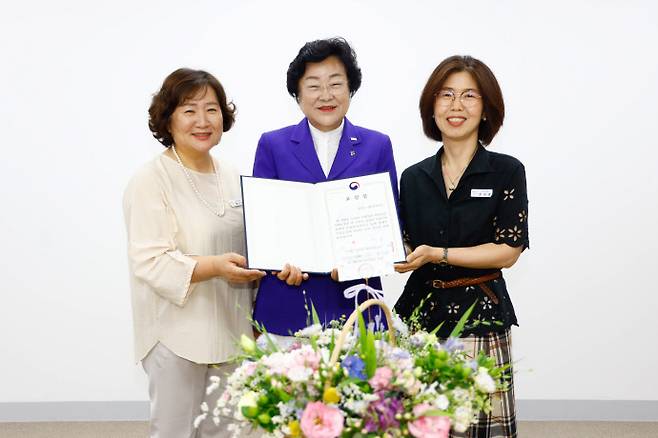 김경희 이천시장(가운데)와 관계자들이 '2025년 장애인 건강보건 통합성과대회'에서 보건복지부 장관상을 수상하고 기념촬영을 하고 있다. 사진=이천시청