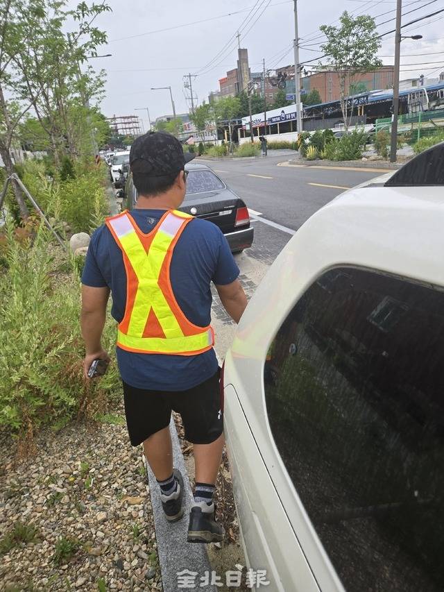 장연승 반장이 민원이 접수된 빗물받이를 찾아다니고 있다. 김경수 기자