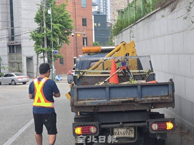 장연승 반장이 현장 처리를 위해 타고다니는 2008년식 트럭. 김경수 기자