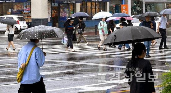 ▲ 25일 울산을 비롯한 전국 대부분 지역에 장맛비가 내린 가운데 우산을 받쳐든 시민들이 횡단보도를 건너고 있다. 김동수기자 dskim@ksilbo.co.kr