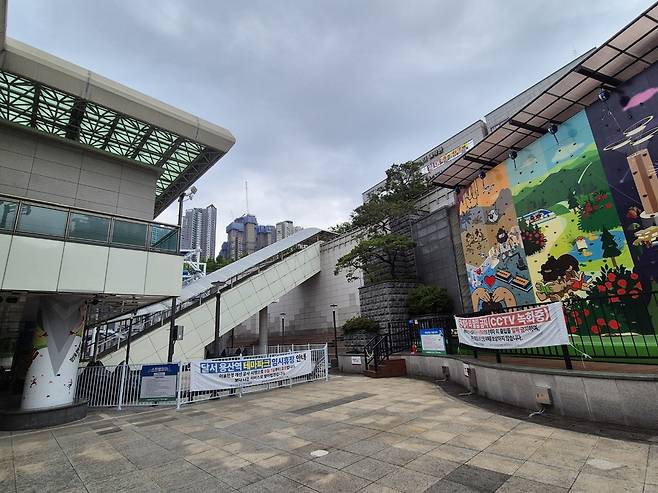 25일 대구 달서구 도시철도 2호선 용산역에 조성된 ‘하이로프·클라이밍장’이 운영되지 않고 폐쇄돼 주민들의 출입을 통제하고 있다. /장은희기자