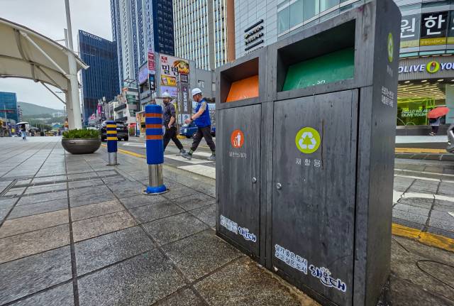 최근 부산 해운대구 구남로에 설치된 공공 쓰레기통. 김종진 기자 kjj1761@