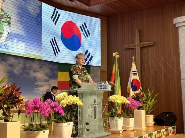 군목 시절 입었던 군복을 다시 꺼내 입은 양포교회 김진동 목사.