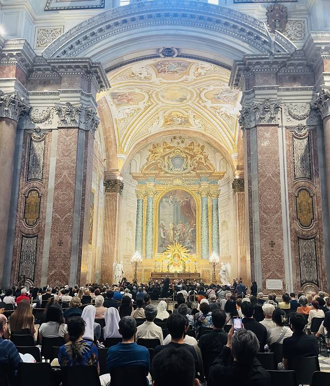 제주4·3 평화레퀴엠 추진위원회 등은&nbsp;지난 24일 오후 7시(현지시간) 바티칸과 인접한 산타마리아 델리 안젤리 에데이 마르티니 성당에서 '제주4·3 평화레퀴엠' 공연을 선보였다.