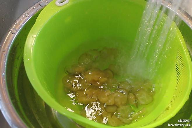 오이지 물에 헹구는 모습