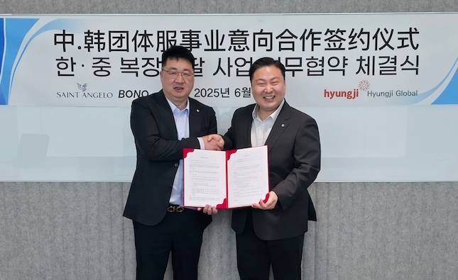 형지글로벌이 지난&nbsp;20일 중국에서 빠오시니아그룹의 자회사 보노(BONO)와 한중 복장조달에 관한 업무협약을 체결했다.&nbsp;협약식 후 최준호 형지글로벌 부회장(오른쪽)과 장양삥 보노 총경리(왼쪽)이 기념 촬영을 하고 있다. / 사진=패션그룹형지