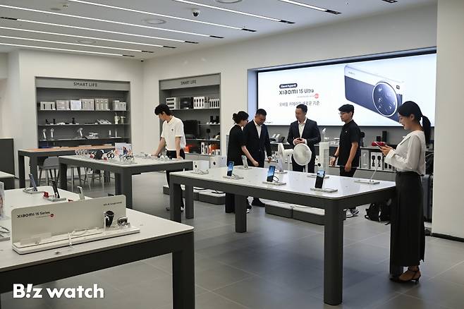 샤오미코리아가 25일 오전 서울 여의도 IFC몰 여의도점에 첫 공식 오프라인 매장 '샤오미 스토어'를 프리오픈하고 있다./사진=이명근 기자 qwe123@