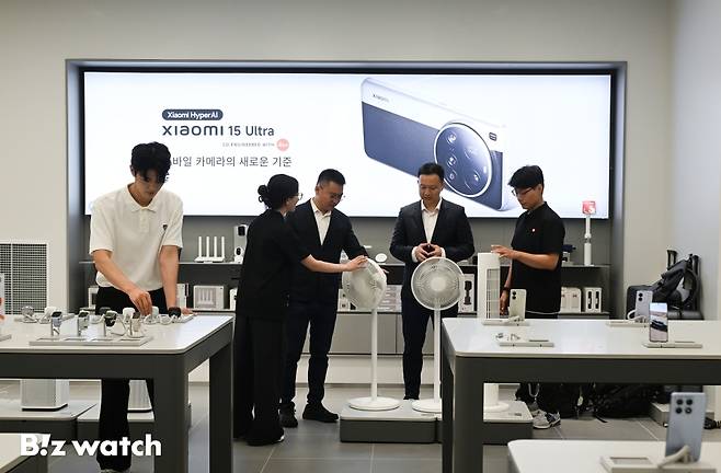 샤오미코리아가 25일 오전 서울 여의도 IFC몰 여의도점에 첫 공식 오프라인 매장 '샤오미 스토어'를 프리오픈하고 있다./사진=이명근 기자 qwe123@