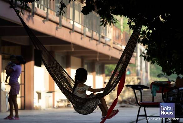 허리케인 오티스 피해로 대피한 멕시코 아동이 임시대피소에 앉아 있다. ⓒ세이브더칠드런