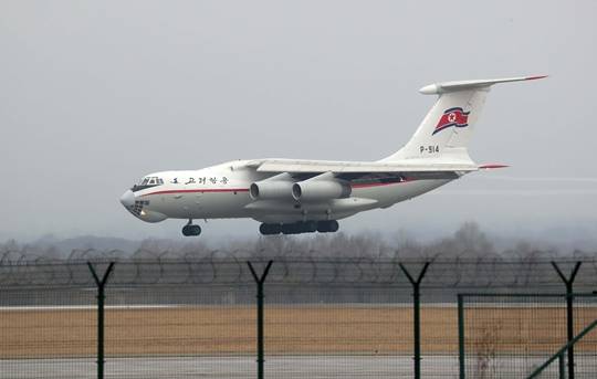 러시아 블라디보스토크 공항에 착륙하는 고려항공 수송기 P-914 모습 (사진/뉴시스)