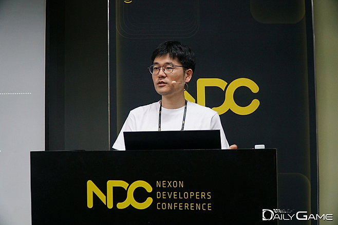 안전성과 기회를 모두 잡기 위한, 게임에서의 블록체인 사례를 강연한 체이널리시스 코리아 박민우 솔루션 아키텍트 개발자.