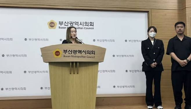 부산 한 예고 학부모회와 학원 강사들이 24일 부산시의회에서 기자회견을 열고 해당 학교 학생 3명이 숨진 것에 대해 단순 학업 스트레스가 아닌 학교 운용에 대한 문제를 제기했다. (사진=뉴스1)