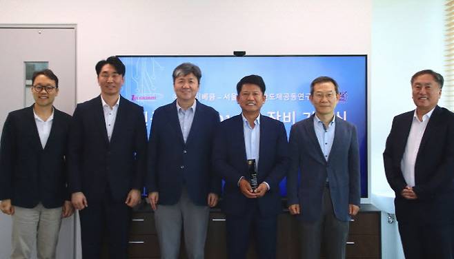(왼쪽부터) 서울대학교 반도체공동연구소 김재하 운영부장, 엘오티베큠 박현기 상무, 서울대학교 반도체공동연구소 이혁재 소장, 엘오티베큠 오흥식 회장, 이종호 전 과학기술정보통신부 장관(서울대학교 전기정보공학부 교수), 엘오티베큠 조대식 사장