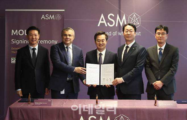 지난해 11월 31일(현지시각) 오전 네덜란드 알메르 ASM 본사에서 진행된 반도체 상생협력 MOU 체결식에서 김동연 도지사, 정명근 화성시장, 엠사드(Hichem M‘Saad) ASM CEO, 관계자들이 협약서명 후 기념촬영을 하고 있다.(사진=경기도)