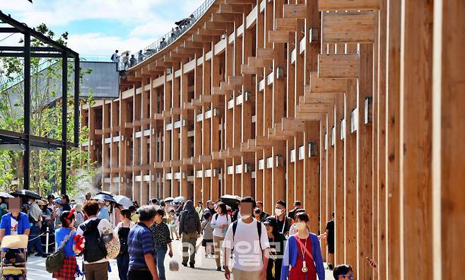 2025 오사카 간사이 엑스포를 상징하는 건축물인 오야네 링(그랜드 링)