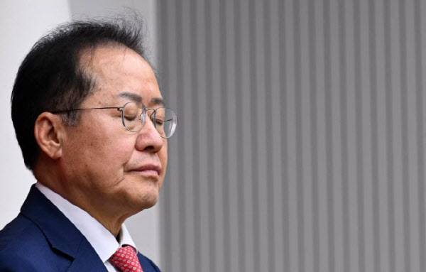 홍준표 후보가 지난 4월 29일 서울 여의도 국민의힘 당사에서 열린 제21대 대통령 후보자 국민의힘 경선 진출자 발표 행사에서 탈락 발표가 난 후 눈을 감고 있다. (사진=뉴스1)