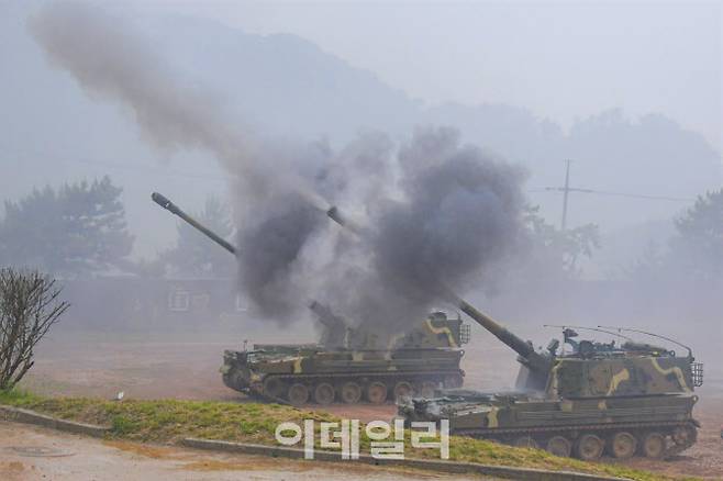 서북도서방위사령부 해상사격훈련 간 해병대 연평부대 K-9자주포가 사격을 실시하고 있다. (사진=해병대)