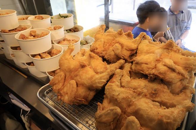 서울 강남구 한 치킨집에 국내산 닭으로 만든 옛날통닭이 진열되어 있다. (사진=연합뉴스)