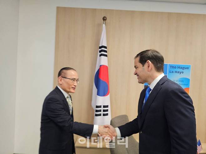 위성락 대통령실 국가안보실장이 25일(현지시간) 네덜란드 헤이그에서 열린 나토 정상회의에서 마르코 루비오 미국 국무장관 겸 국가안보보좌관과 별도 면담을 진행하며 악수하고 있다.(사진=대통령실)